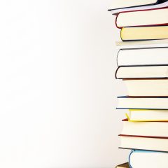 1.6 编辑部主笔坐在靠窗书桌前翻看厚厚一叠纸质资料并做标注的日常场景