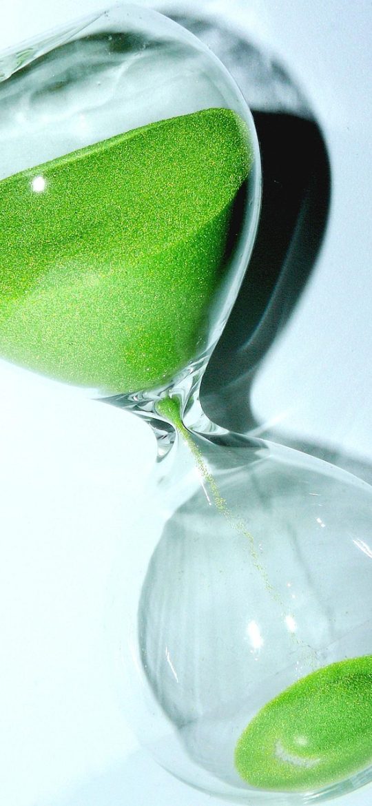 1.6 App 提醒设置界面，日期时间选择器展开在屏幕中部，下方有重复周期选项，高对比黄绿配色便于快速点选